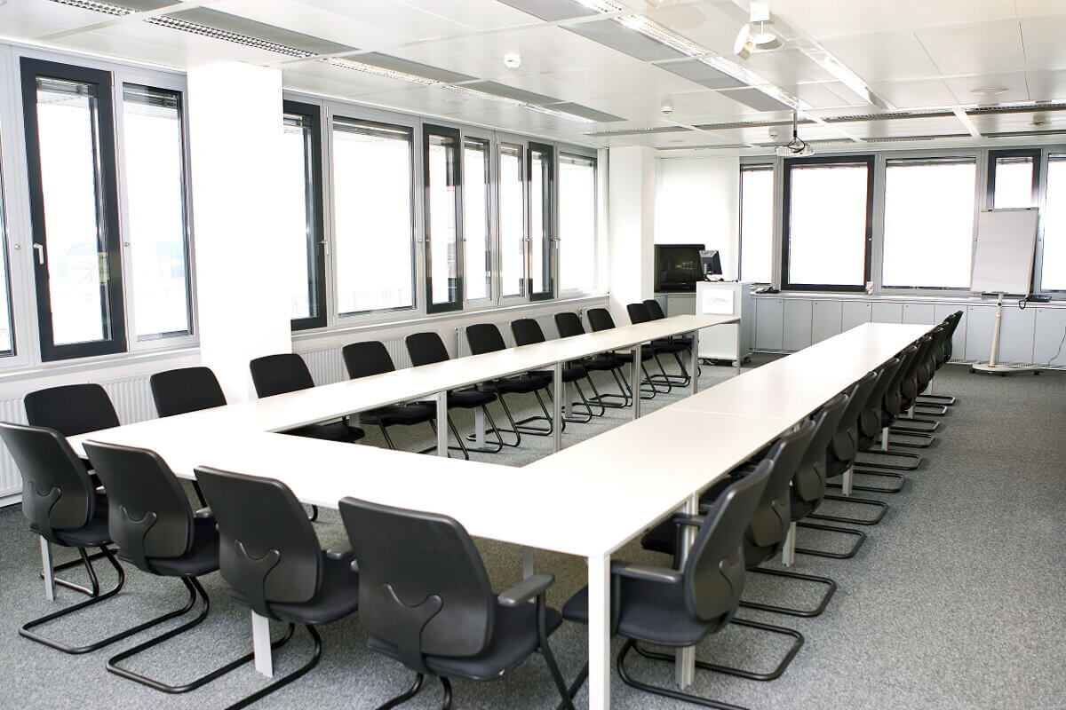 Eine Raum mit Tischen und Stühle zum Unterrichten wird dargestellt
