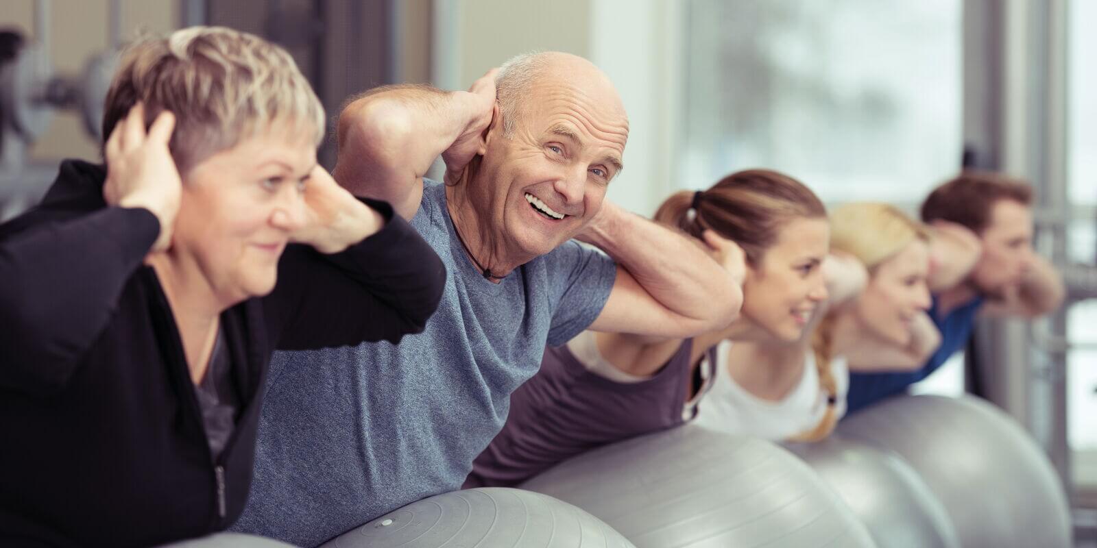 Ältere Menschen machen Sportübungen