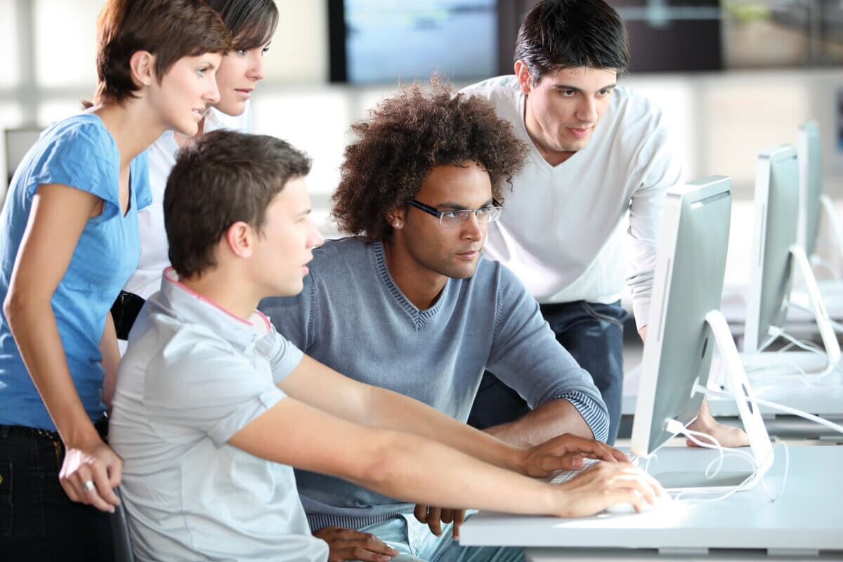 Junge Menschen schauen in einen PC