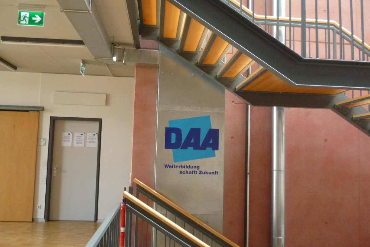 Blick auf das Logo der DAA