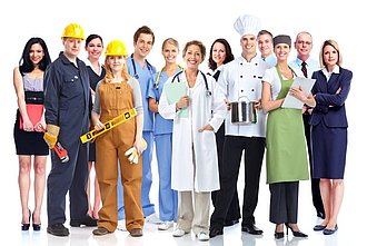 Viele Auszubildende verschiedener Berufe in Arbeitskleidung