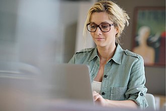 Eine Frau arbeitet an einem Computer